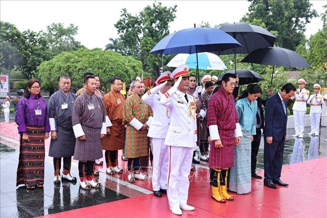 Chùm ảnh: Quốc vương Bhutan và Hoàng hậu vào Lăng viếng Chủ tịch Hồ Chí Minh- Ảnh 5. Chùm ảnh: Quốc vương Bhutan và Hoàng hậu vào Lăng viếng Chủ tịch Hồ Chí Minh- Ảnh 5.