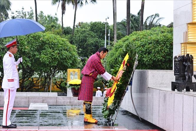 Chùm ảnh: Quốc vương Bhutan và Hoàng hậu vào Lăng viếng Chủ tịch Hồ Chí Minh- Ảnh 6. Chùm ảnh: Quốc vương Bhutan và Hoàng hậu vào Lăng viếng Chủ tịch Hồ Chí Minh- Ảnh 6.