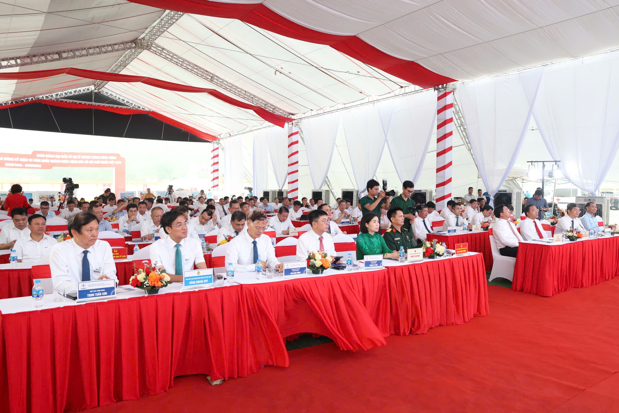 Торжественное открытие трансформаторной подстанции Винь Йен мощностью 500 кВ и подключения линии электропередачи в честь Национального дня 2 сентября — Фото 2. Khánh thành Công trình Trạm biến áp 500kV Vĩnh Yên và đường dây đấu chào mừng Quốc khánh 2/9- Ảnh 2.