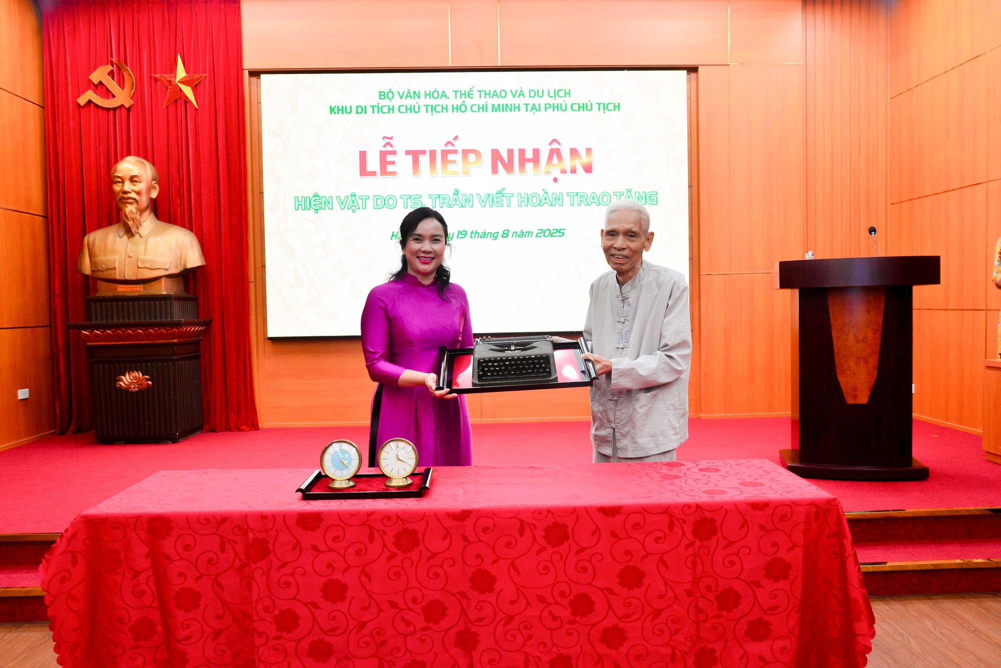 Khu Di tích Chủ tịch Hồ Chí Minh tại Phủ Chủ tịch tiếp nhận hiện vật về Chủ tịch Hồ Chí Minh- Ảnh 1. Khu Di tích Chủ tịch Hồ Chí Minh tại Phủ Chủ tịch tiếp nhận hiện vật về Chủ tịch Hồ Chí Minh- Ảnh 1.