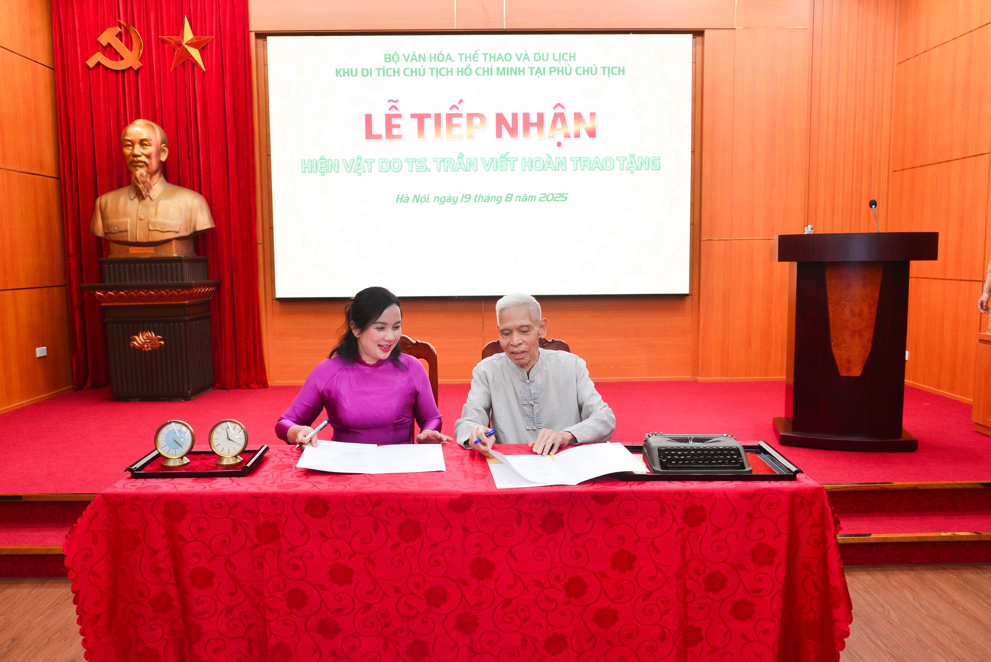 Khu Di tích Chủ tịch Hồ Chí Minh tại Phủ Chủ tịch tiếp nhận hiện vật về Chủ tịch Hồ Chí Minh- Ảnh 2. Khu Di tích Chủ tịch Hồ Chí Minh tại Phủ Chủ tịch tiếp nhận hiện vật về Chủ tịch Hồ Chí Minh- Ảnh 2.