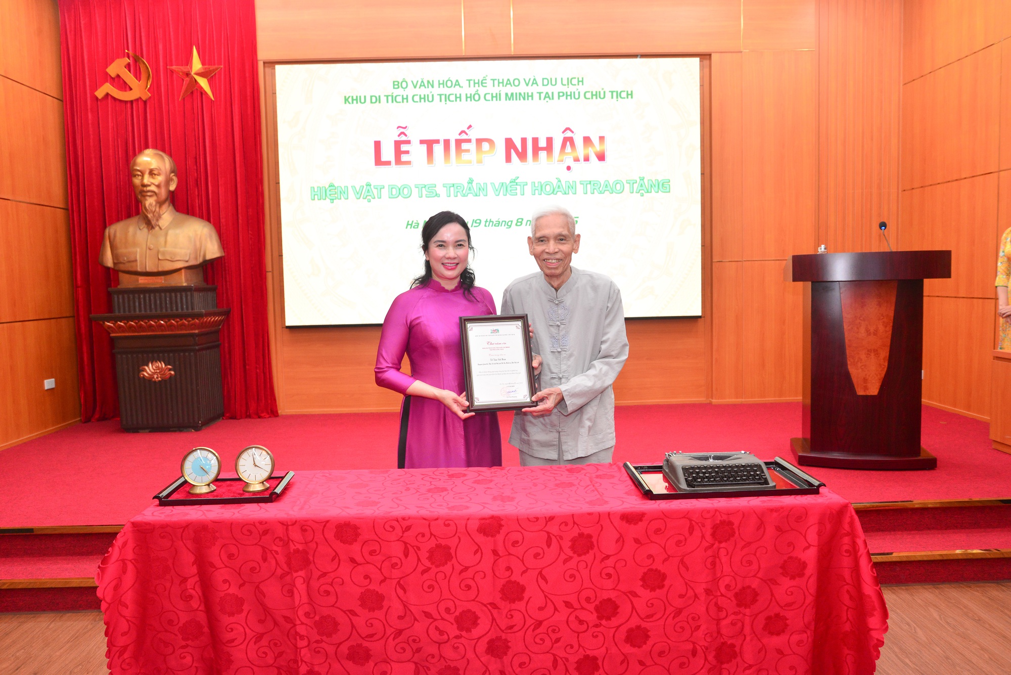 Khu Di tích Chủ tịch Hồ Chí Minh tại Phủ Chủ tịch tiếp nhận hiện vật về Chủ tịch Hồ Chí Minh- Ảnh 3. Khu Di tích Chủ tịch Hồ Chí Minh tại Phủ Chủ tịch tiếp nhận hiện vật về Chủ tịch Hồ Chí Minh- Ảnh 3.