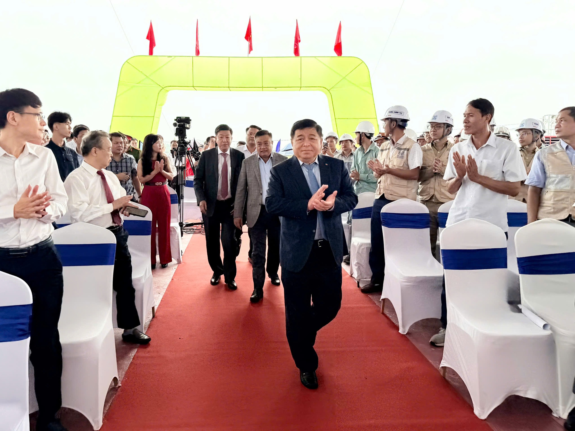 Khởi công Dự án đầu tư xây dựng cầu Ngọc Hồi và đường dẫn hai đầu cầu- Ảnh 1. Khởi công Dự án đầu tư xây dựng cầu Ngọc Hồi và đường dẫn hai đầu cầu- Ảnh 1.