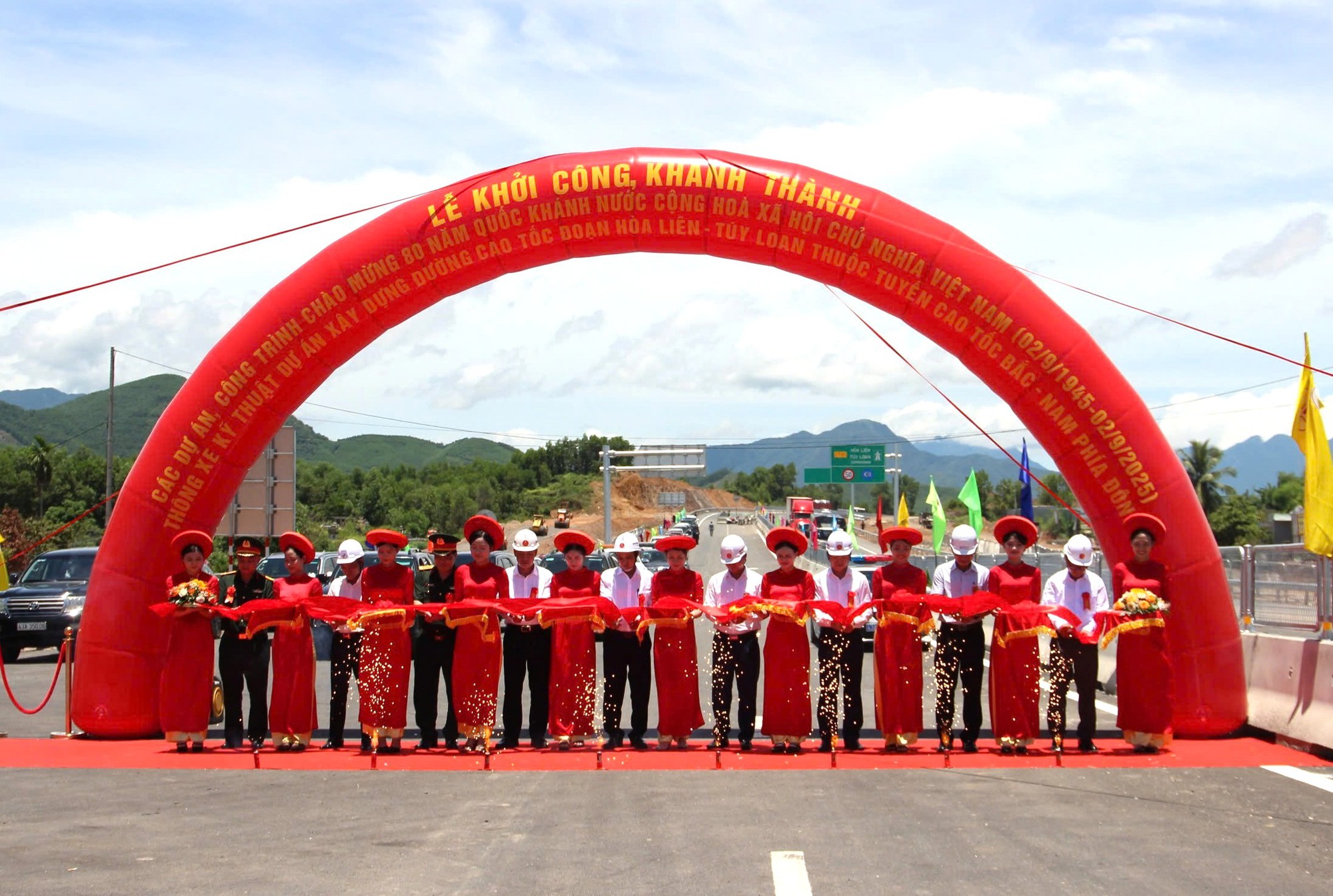 Official opening of Hoa Lien - Tuy Loan, Van Ninh - Cam Lo expressway projects - Photo 1. Chính thức thông xe dự án cao tốc Hòa Liên – Túy Loan, Vạn Ninh - Cam Lộ- Ảnh 1.