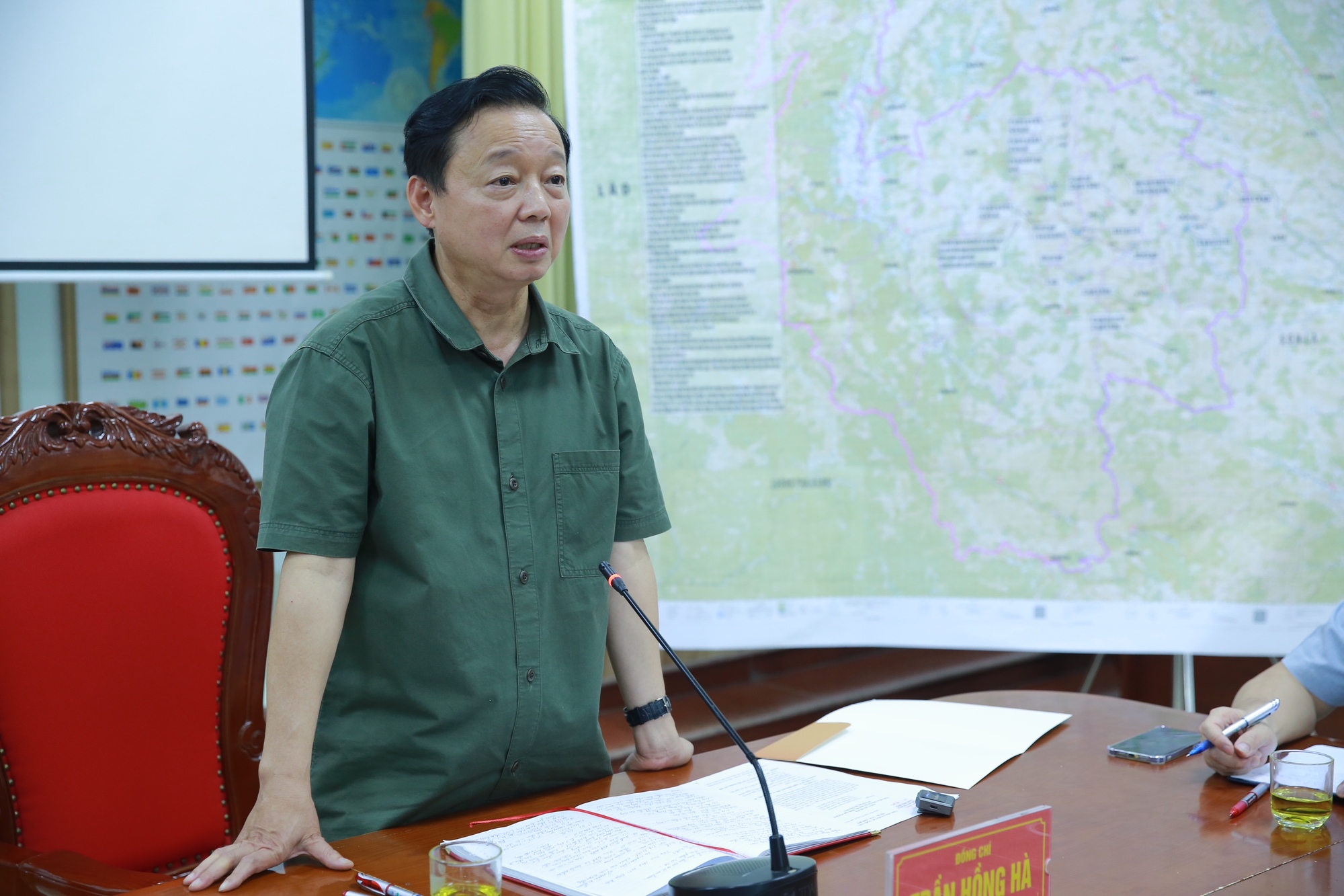Chạy đua với thời gian để tiếp cận các khu vực còn bị cô lập, chia cắt vì lũ quét, sạt lở đất- Ảnh 1. Chạy đua với thời gian để tiếp cận các khu vực còn bị cô lập, chia cắt vì lũ quét, sạt lở đất- Ảnh 1.