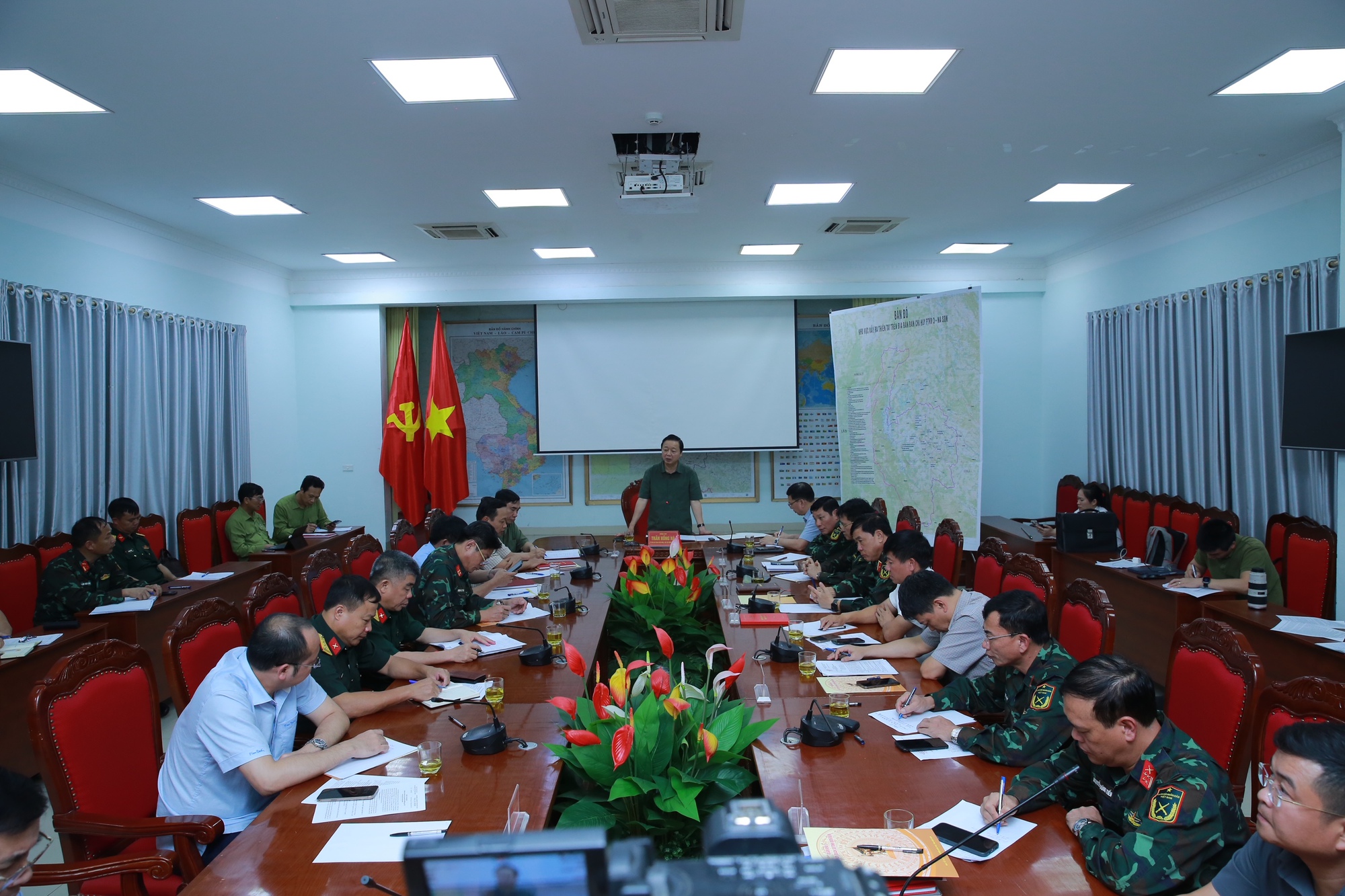 Chạy đua với thời gian để tiếp cận các khu vực còn bị cô lập, chia cắt vì lũ quét, sạt lở đất- Ảnh 2. Chạy đua với thời gian để tiếp cận các khu vực còn bị cô lập, chia cắt vì lũ quét, sạt lở đất- Ảnh 2.