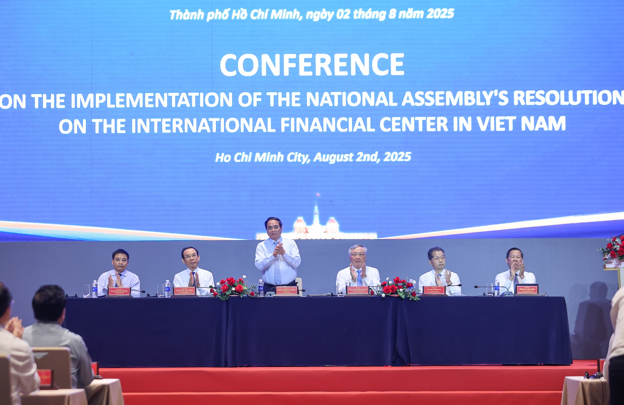 Thủ tướng chủ trì Hội nghị triển khai Nghị quyết của Quốc hội về Trung tâm tài chính quốc tế- Ảnh 2.
