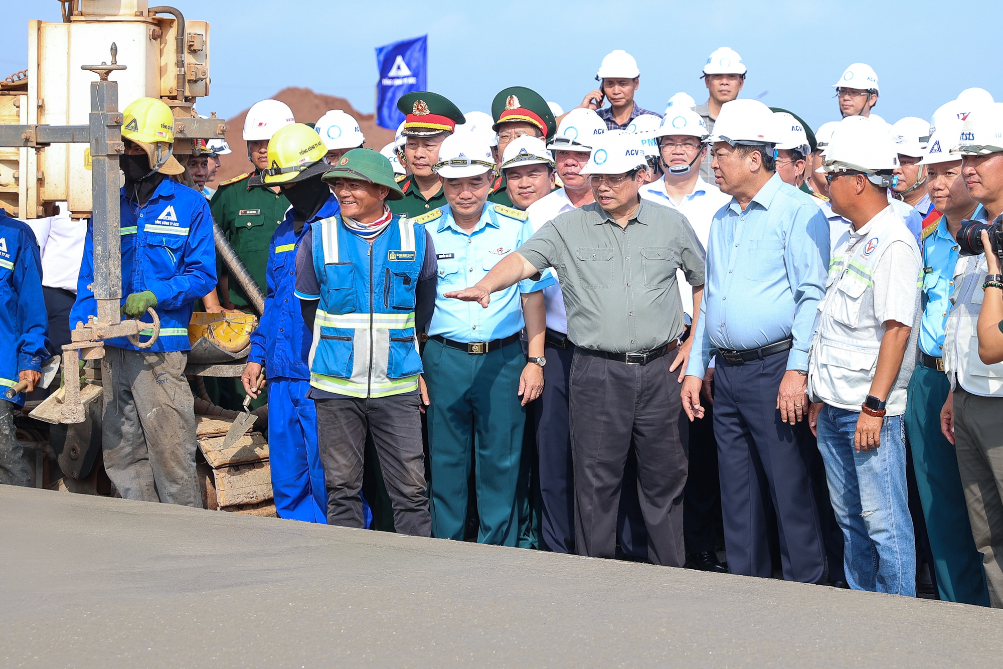 Thủ tướng lần thứ 8 kiểm tra sân bay Long Thành, yêu cầu cơ bản hoàn thành vào 19/12/2025- Ảnh 2. Thủ tướng lần thứ 8 kiểm tra sân bay Long Thành, yêu cầu cơ bản hoàn thành vào 19/12/2025- Ảnh 2.