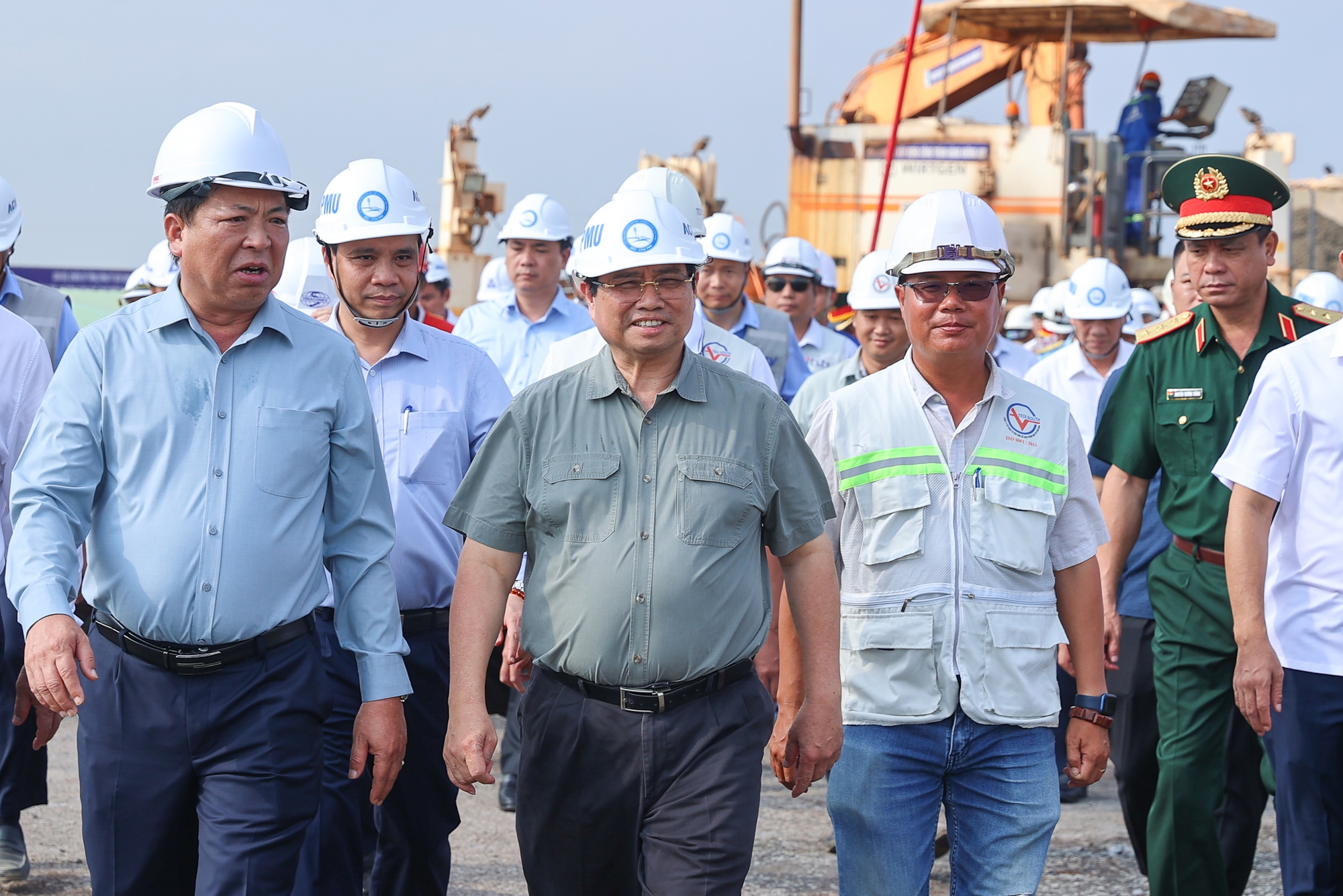 Thủ tướng lần thứ 8 kiểm tra sân bay Long Thành, yêu cầu cơ bản hoàn thành vào 19/12/2025- Ảnh 1. Thủ tướng lần thứ 8 kiểm tra sân bay Long Thành, yêu cầu cơ bản hoàn thành vào 19/12/2025- Ảnh 1.