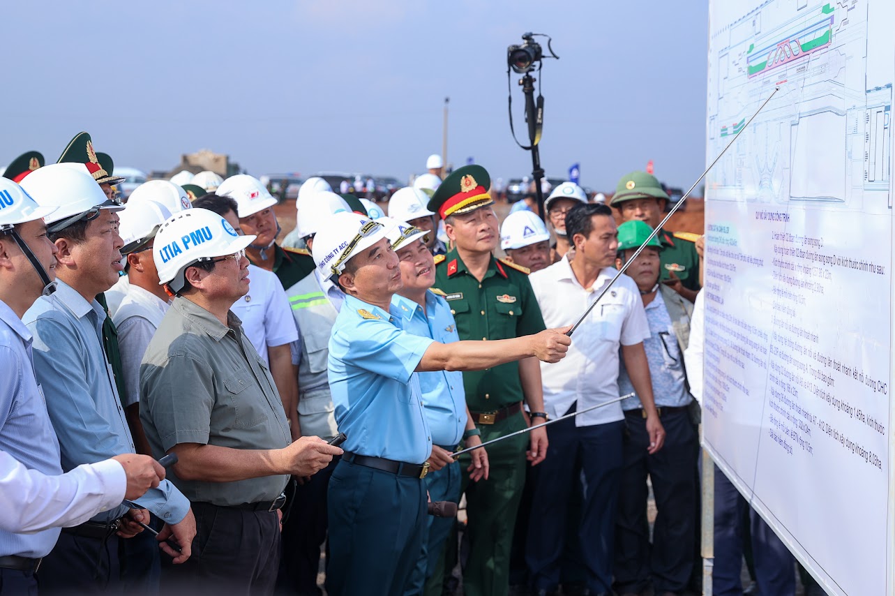 Thủ tướng lần thứ 8 kiểm tra sân bay Long Thành, yêu cầu cơ bản hoàn thành vào 19/12/2025- Ảnh 3. Thủ tướng lần thứ 8 kiểm tra sân bay Long Thành, yêu cầu cơ bản hoàn thành vào 19/12/2025- Ảnh 3.