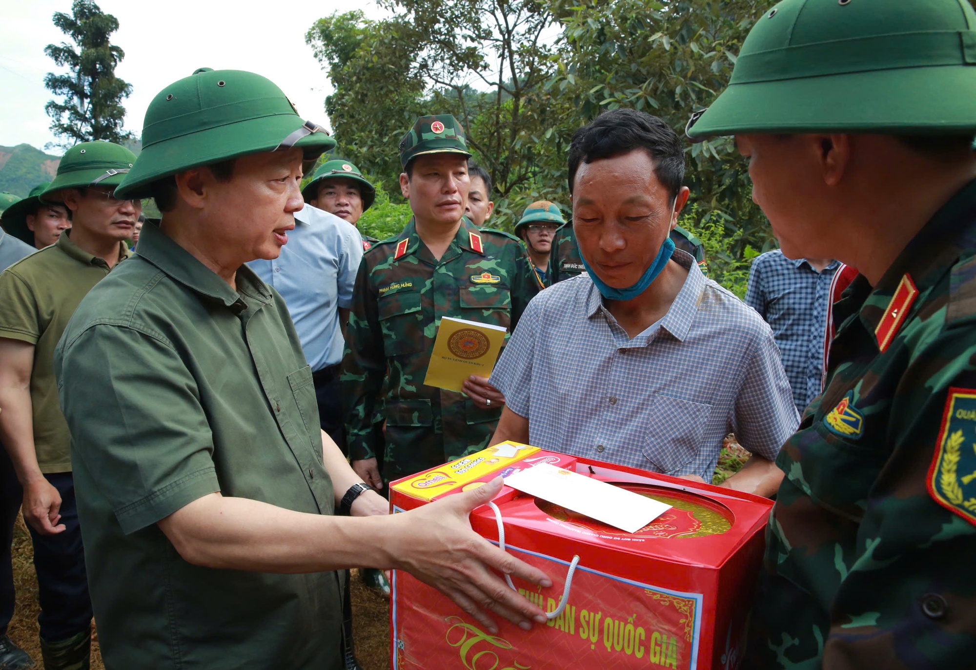 Phó Thủ tướng Trần Hồng Hà thăm hỏi, động viên người dân bị thiệt hại do lũ quét, sạt lở đất tại Điện Biên- Ảnh 1.