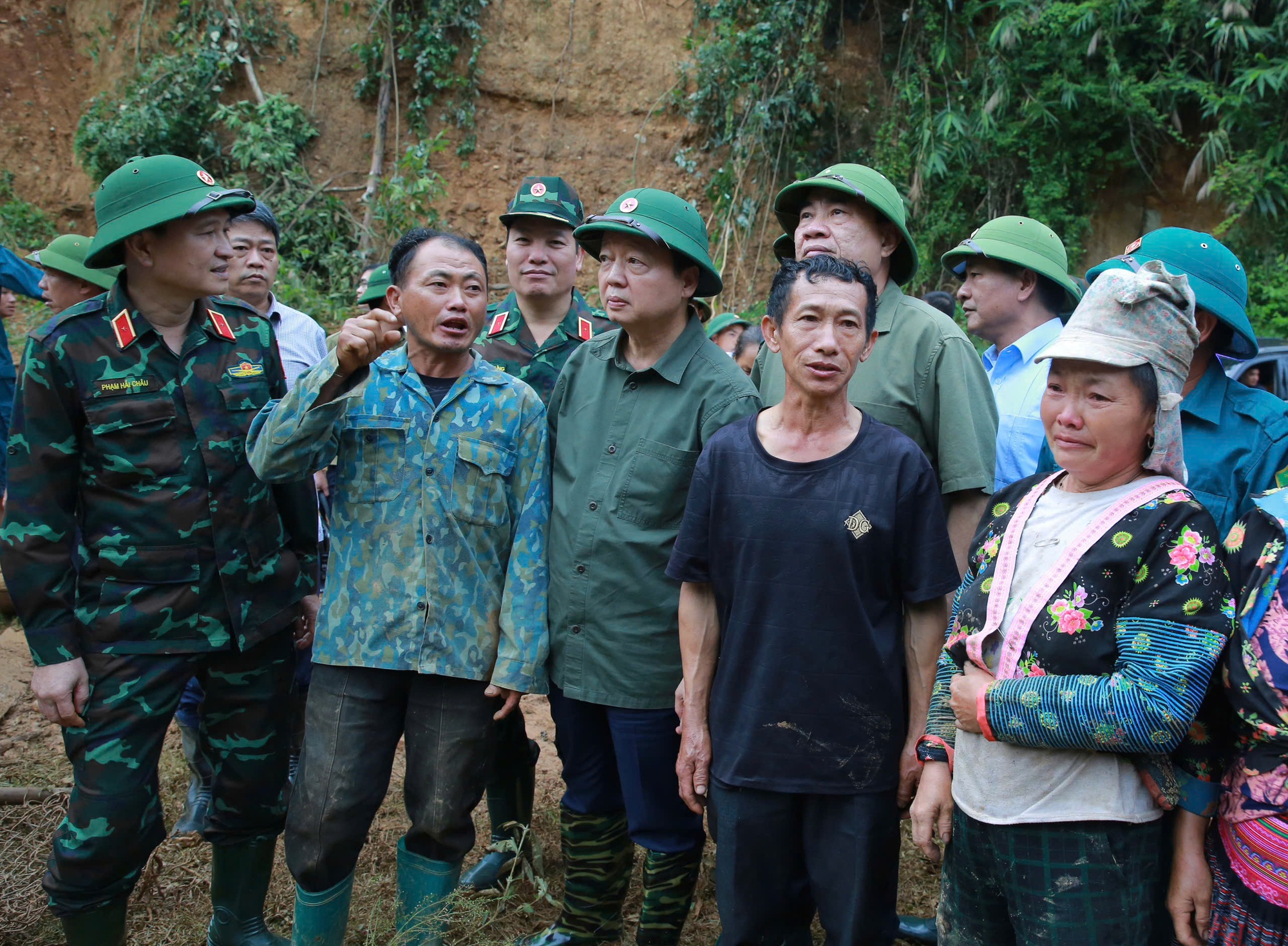 Phó Thủ tướng Trần Hồng Hà thăm hỏi, động viên người dân bị thiệt hại do lũ quét, sạt lở đất tại Điện Biên- Ảnh 4.