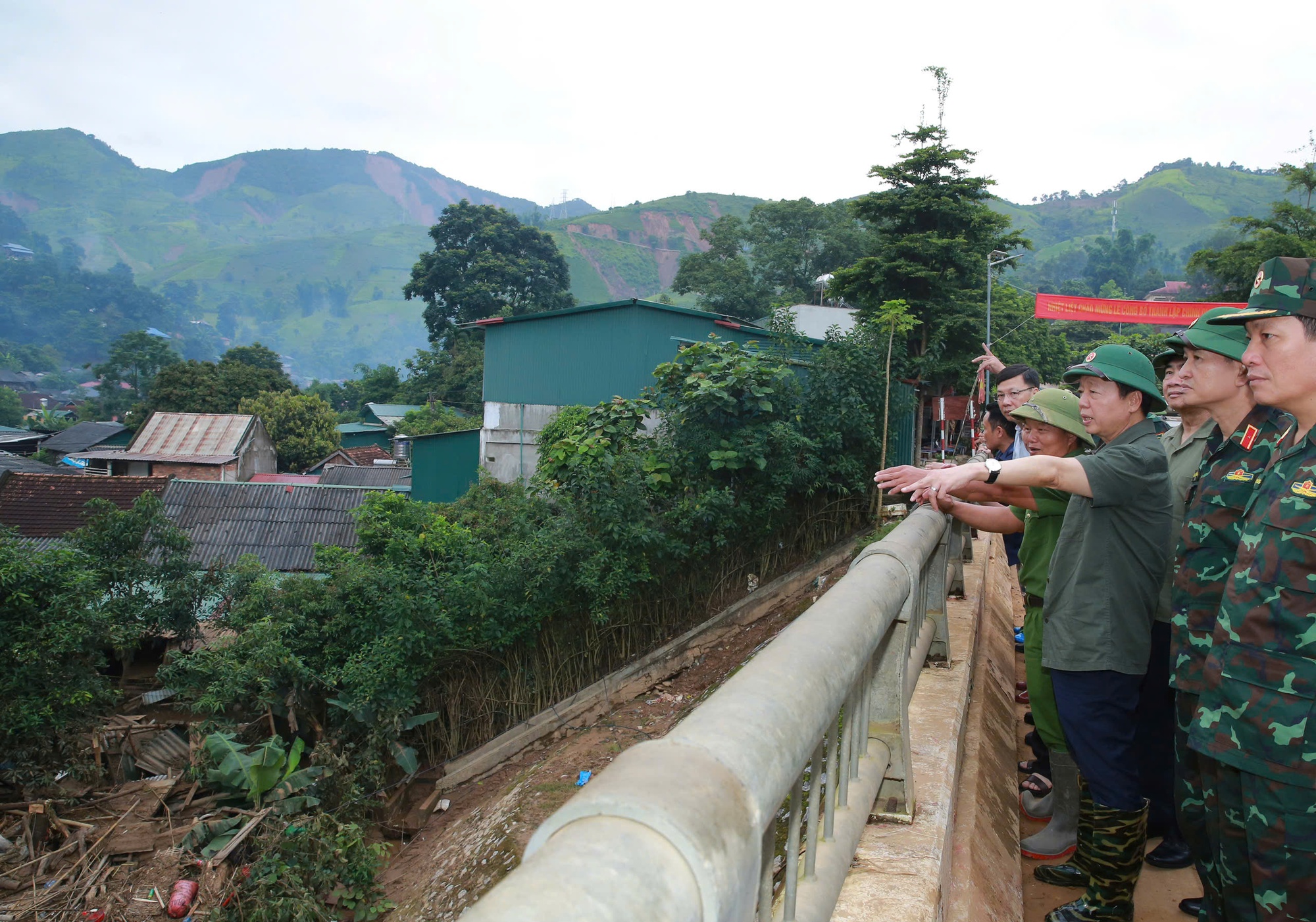 Chạy đua với thời gian để tiếp cận các khu vực còn bị cô lập, chia cắt vì lũ quét, sạt lở đất- Ảnh 4. Chạy đua với thời gian để tiếp cận các khu vực còn bị cô lập, chia cắt vì lũ quét, sạt lở đất- Ảnh 4.