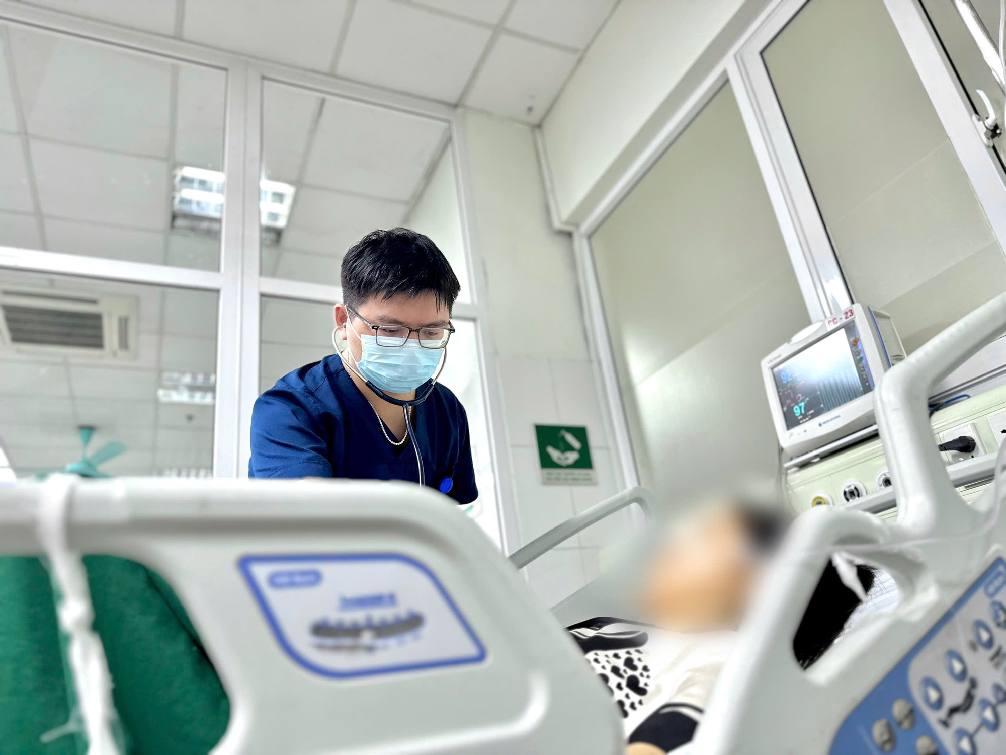 Cảnh báo nhiều bệnh nhân mắc sốt rét ác tính khi trở về từ nước ngoài - Ảnh 1. Cảnh báo nhiều bệnh nhân mắc sốt rét ác tính khi trở về từ nước ngoài - Ảnh 1.