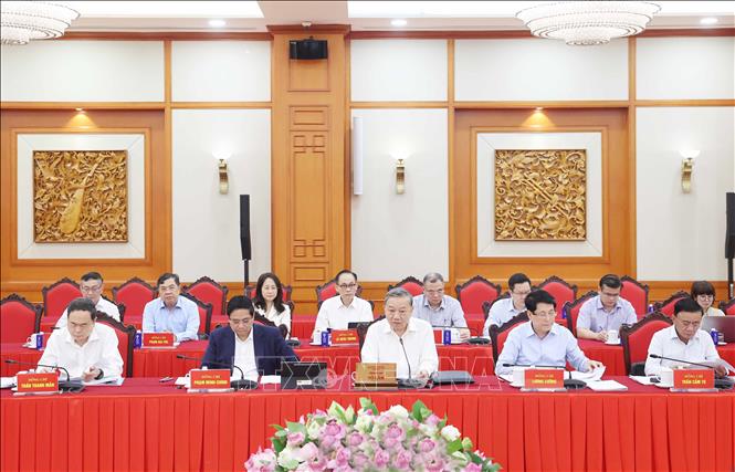 Bộ Chính trị cho ý kiến về công tác chuẩn bị Đại hội Đảng bộ thành phố Hà Nội và Đảng bộ TPHCM- Ảnh 1.
