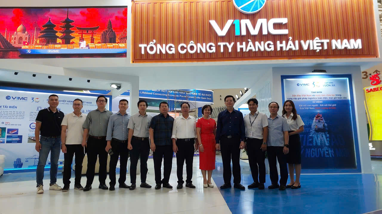 Chỉnh sửa, hoàn thiện các gian hàng, bảo đảm điều kiện tốt nhất cho khai mạc Triển lãm- Ảnh 3.