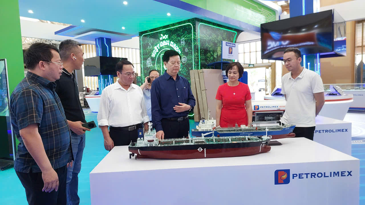 Chỉnh sửa, hoàn thiện các gian hàng, bảo đảm điều kiện tốt nhất cho khai mạc Triển lãm- Ảnh 1.