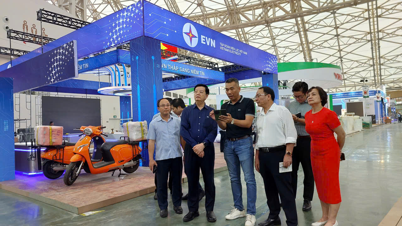 Chỉnh sửa, hoàn thiện các gian hàng, bảo đảm điều kiện tốt nhất cho khai mạc Triển lãm- Ảnh 2.