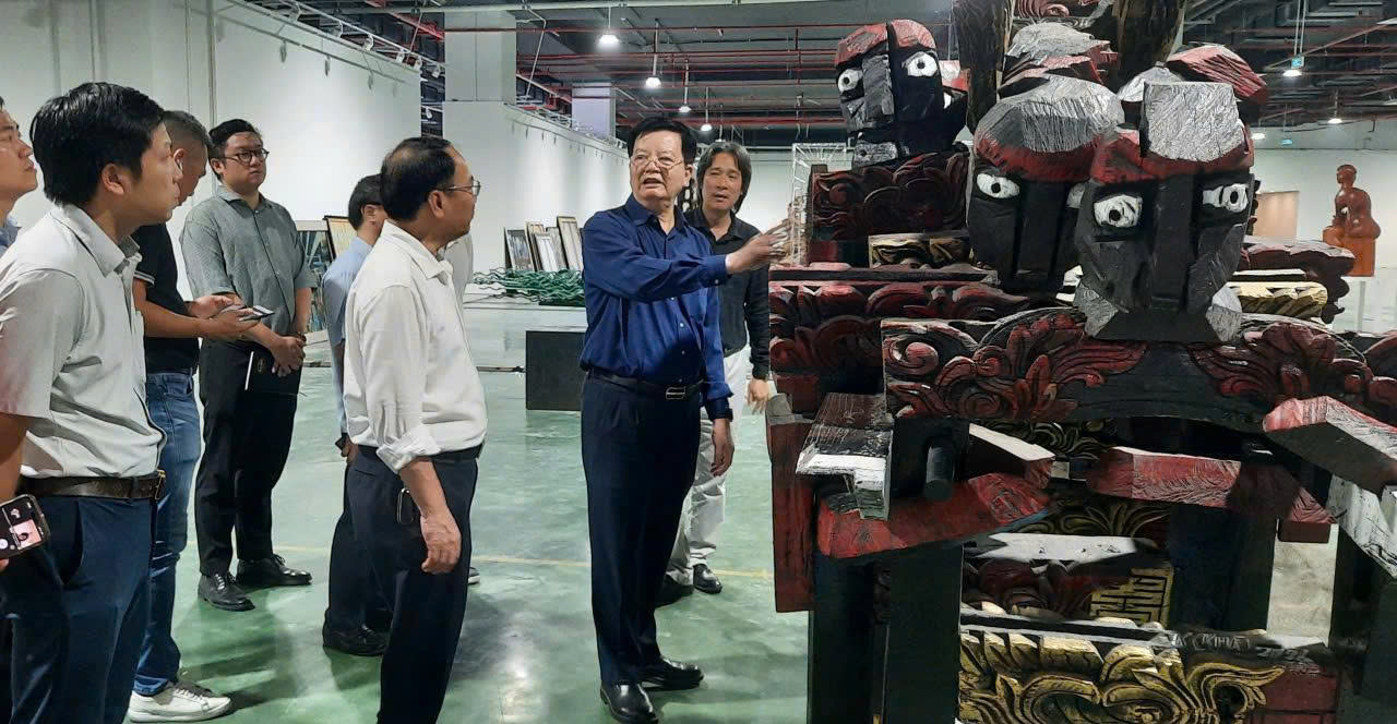 Chỉnh sửa, hoàn thiện các gian hàng, bảo đảm điều kiện tốt nhất cho khai mạc Triển lãm- Ảnh 5.