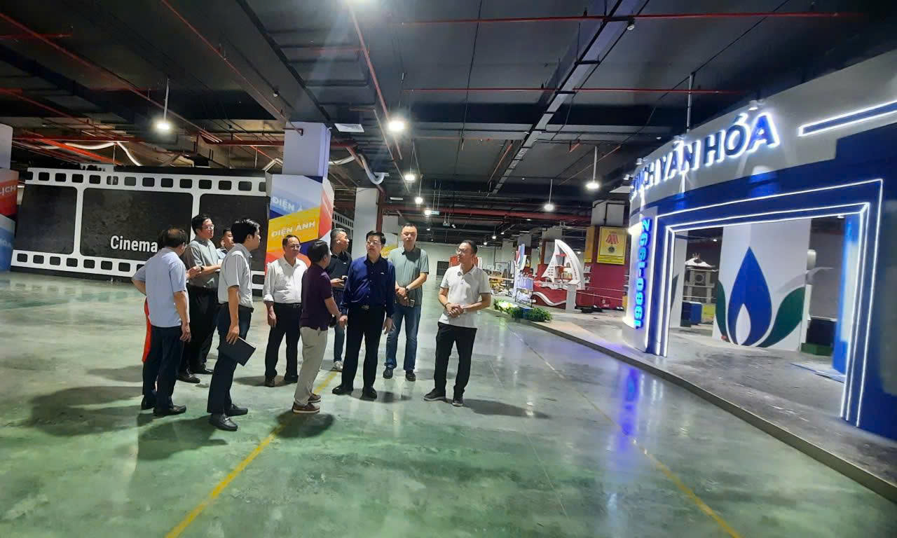 Chỉnh sửa, hoàn thiện các gian hàng, bảo đảm điều kiện tốt nhất cho khai mạc Triển lãm- Ảnh 6.