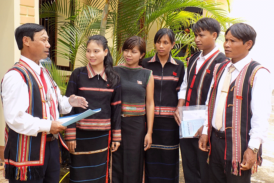 Bộ Nội vụ yêu cầu rà soát, đánh giá đội ngũ cán bộ làm công tác dân tộc, tôn giáo- Ảnh 1.