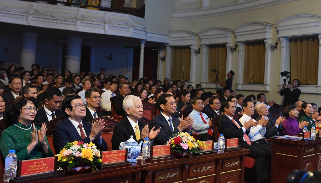 TPHCM cần "đi đầu, về trước" trong thực hiện các mục tiêu phát triển, hội nhập- Ảnh 1. TPHCM cần "đi đầu, về trước" trong thực hiện các mục tiêu phát triển, hội nhập- Ảnh 1.