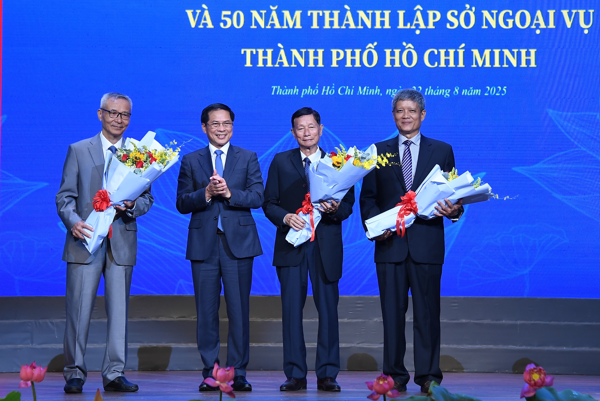TPHCM cần "đi đầu, về trước" trong thực hiện các mục tiêu phát triển, hội nhập- Ảnh 4. TPHCM cần "đi đầu, về trước" trong thực hiện các mục tiêu phát triển, hội nhập- Ảnh 4.