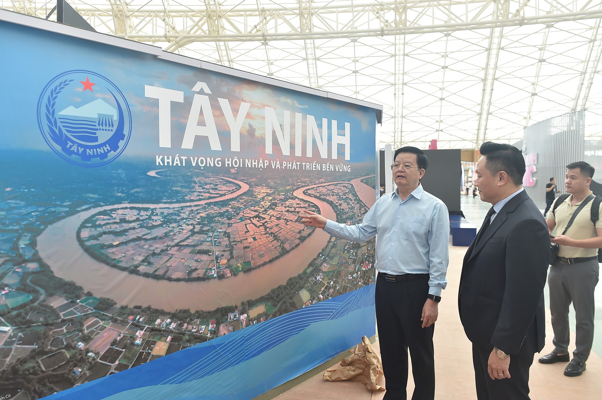 Phó Thủ tướng Mai Văn Chính kiểm tra công tác hoàn thiện các gian hàng Triển lãm- Ảnh 2. Phó Thủ tướng Mai Văn Chính kiểm tra công tác hoàn thiện các gian hàng Triển lãm- Ảnh 2.