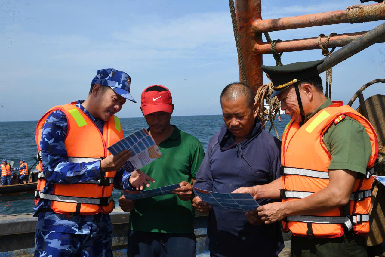 Quảng Ngãi tập trung giải quyết dứt điểm các tồn trong chống khai thác IUU- Ảnh 1. Quảng Ngãi tập trung giải quyết dứt điểm các tồn trong chống khai thác IUU- Ảnh 1.