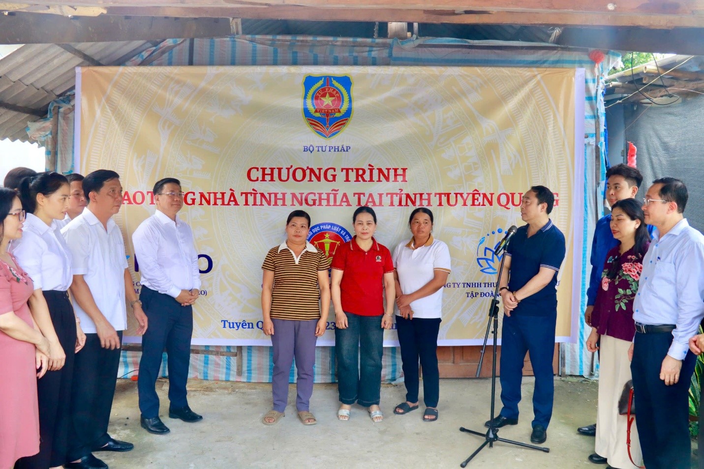 Về nguồn, trao tặng nhà tình nghĩa tại tỉnh Tuyên Quang - Ảnh 2.