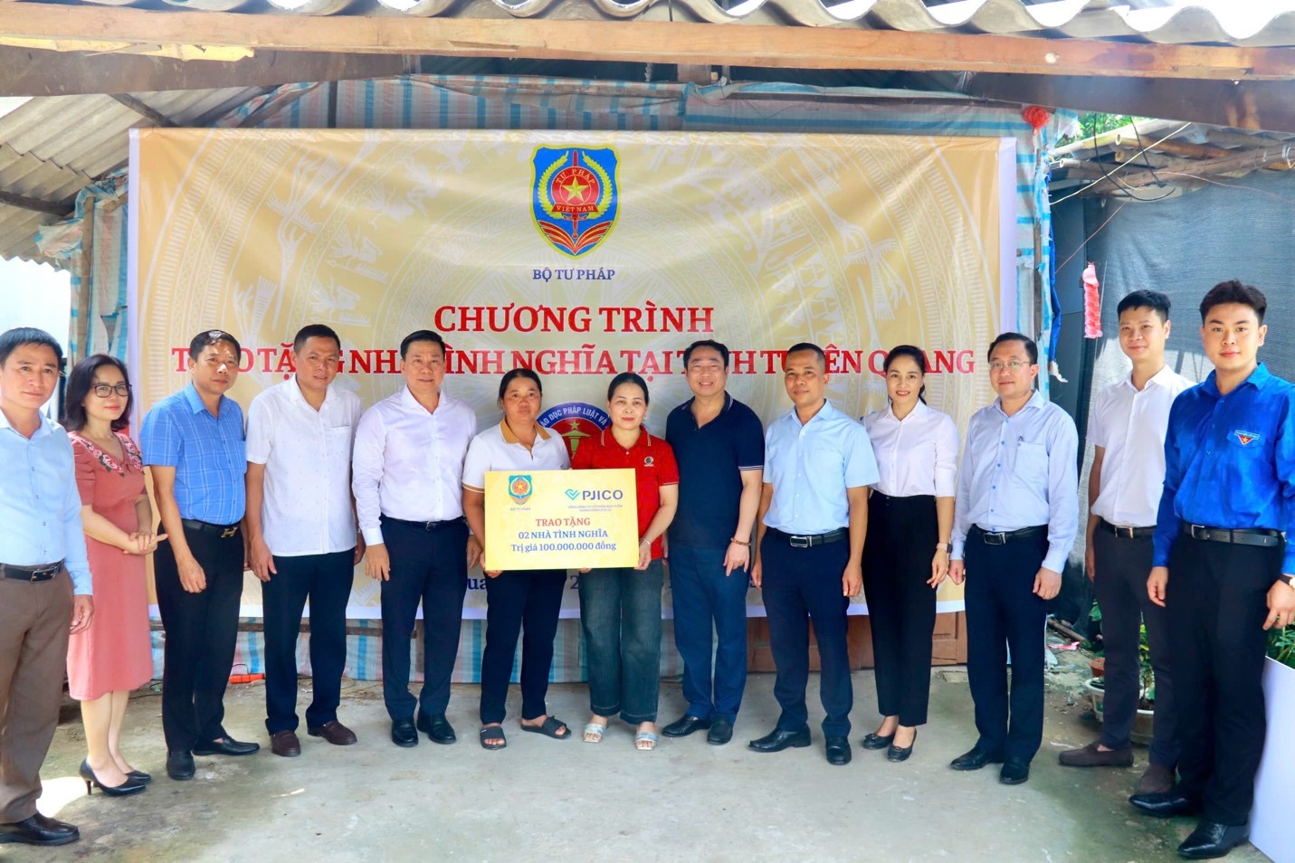 Về nguồn, trao tặng nhà tình nghĩa tại tỉnh Tuyên Quang - Ảnh 3.