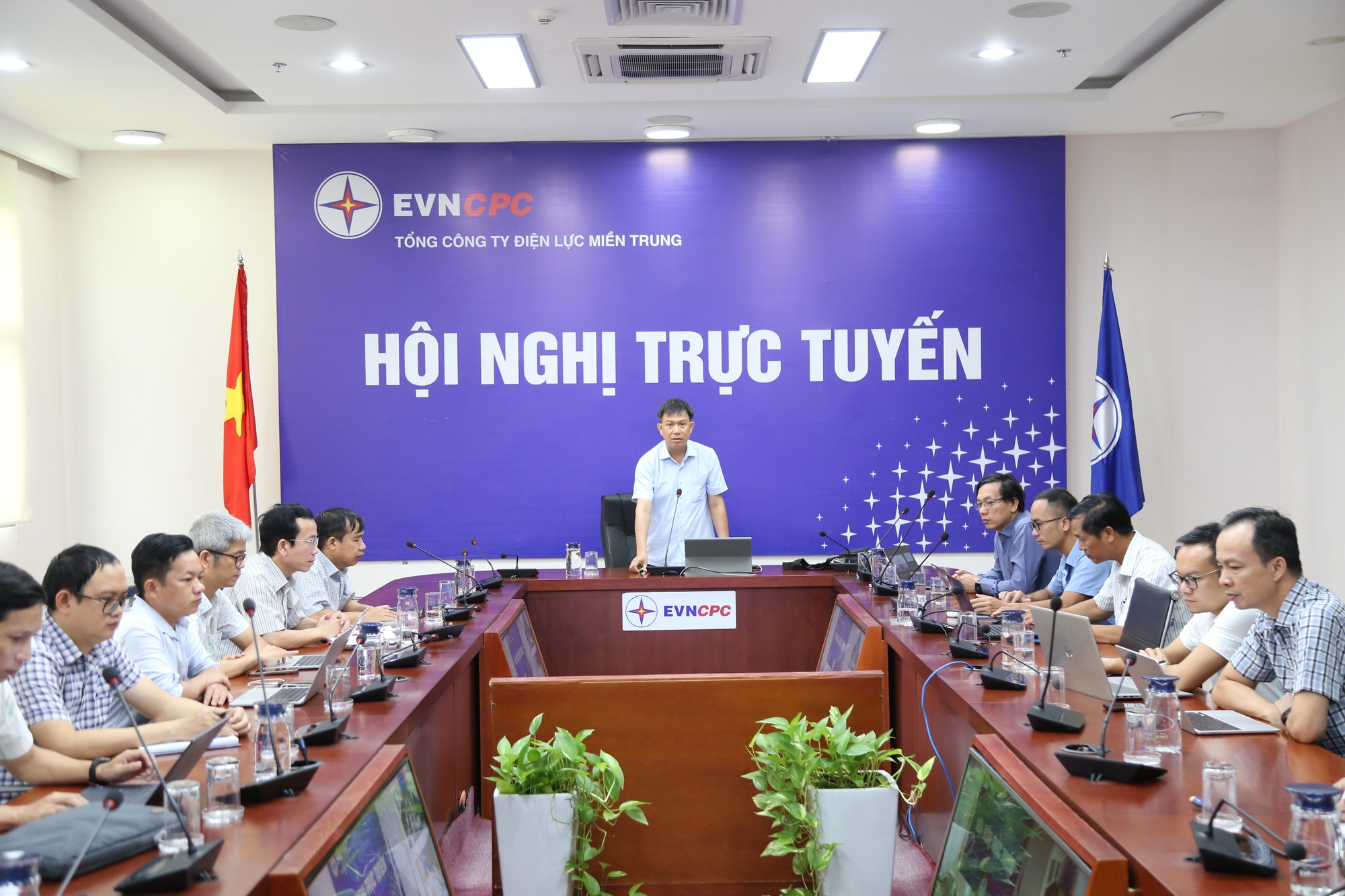 Ngành điện miền Trung triển khai ứng phó khẩn cấp với bão số 5- Ảnh 1. Ngành điện miền Trung triển khai ứng phó khẩn cấp với bão số 5- Ảnh 1.