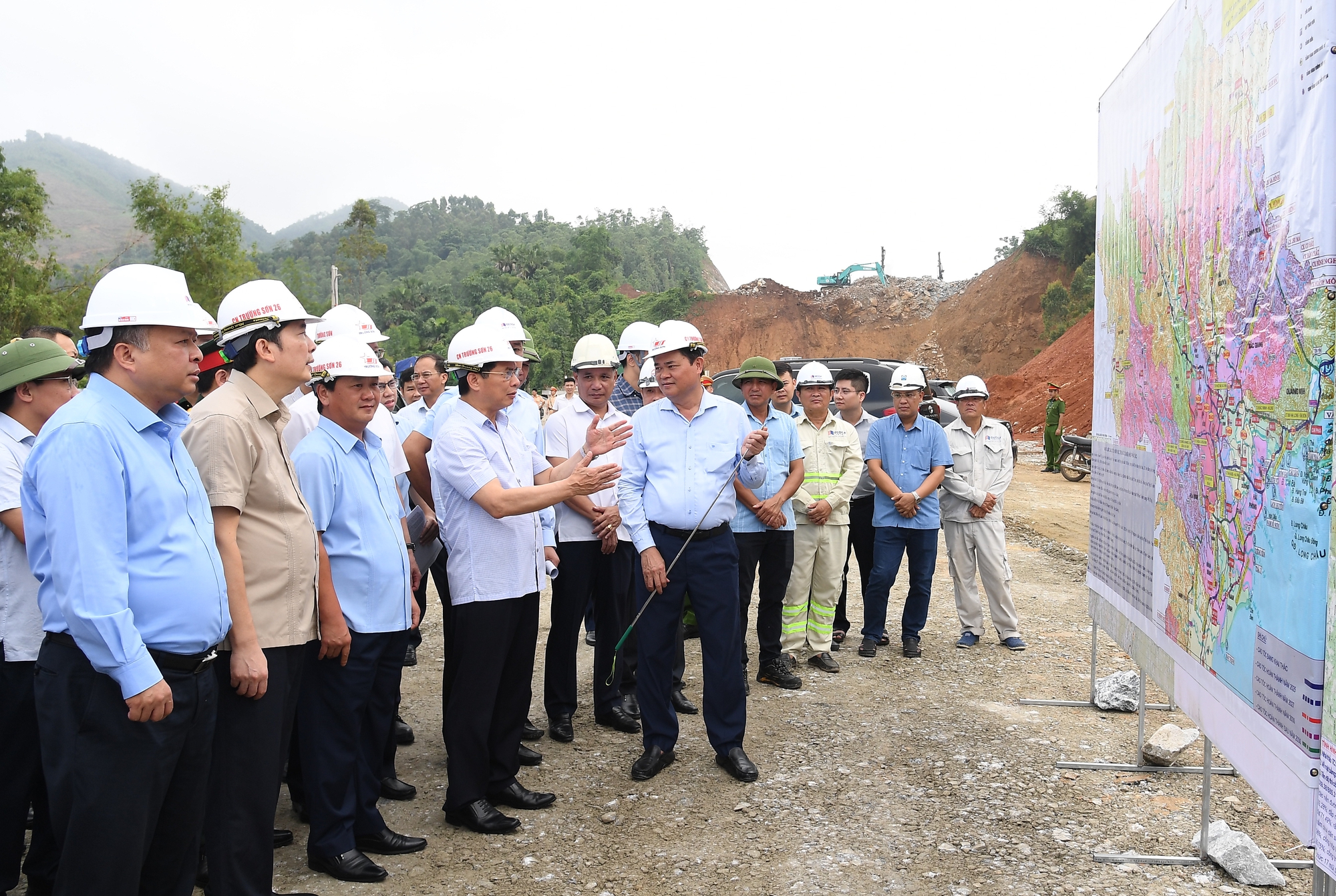 Tập trung máy móc, nhân lực để tăng tốc tiến độ 4 dự án cao tốc trọng điểm phía Bắc- Ảnh 1.