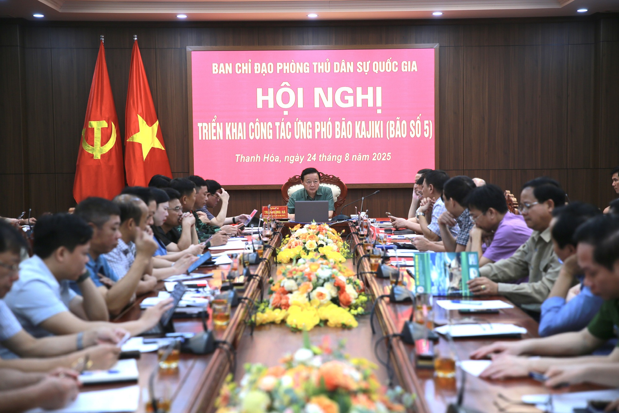 Thủ tướng họp khẩn ứng phó bão số 5: Bảo vệ tính mạng nhân dân là mục tiêu cao nhất- Ảnh 3. Thủ tướng họp khẩn ứng phó bão số 5: Bảo vệ tính mạng nhân dân là mục tiêu cao nhất- Ảnh 3.