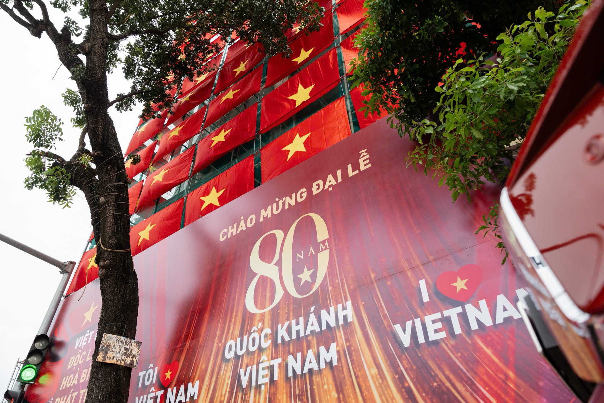 Người dân phấn khởi, háo hức chờ đợi buổi tổng hợp luyện lần 2 A80- Ảnh 7. Người dân phấn khởi, háo hức chờ đợi buổi tổng hợp luyện lần 2 A80- Ảnh 7.