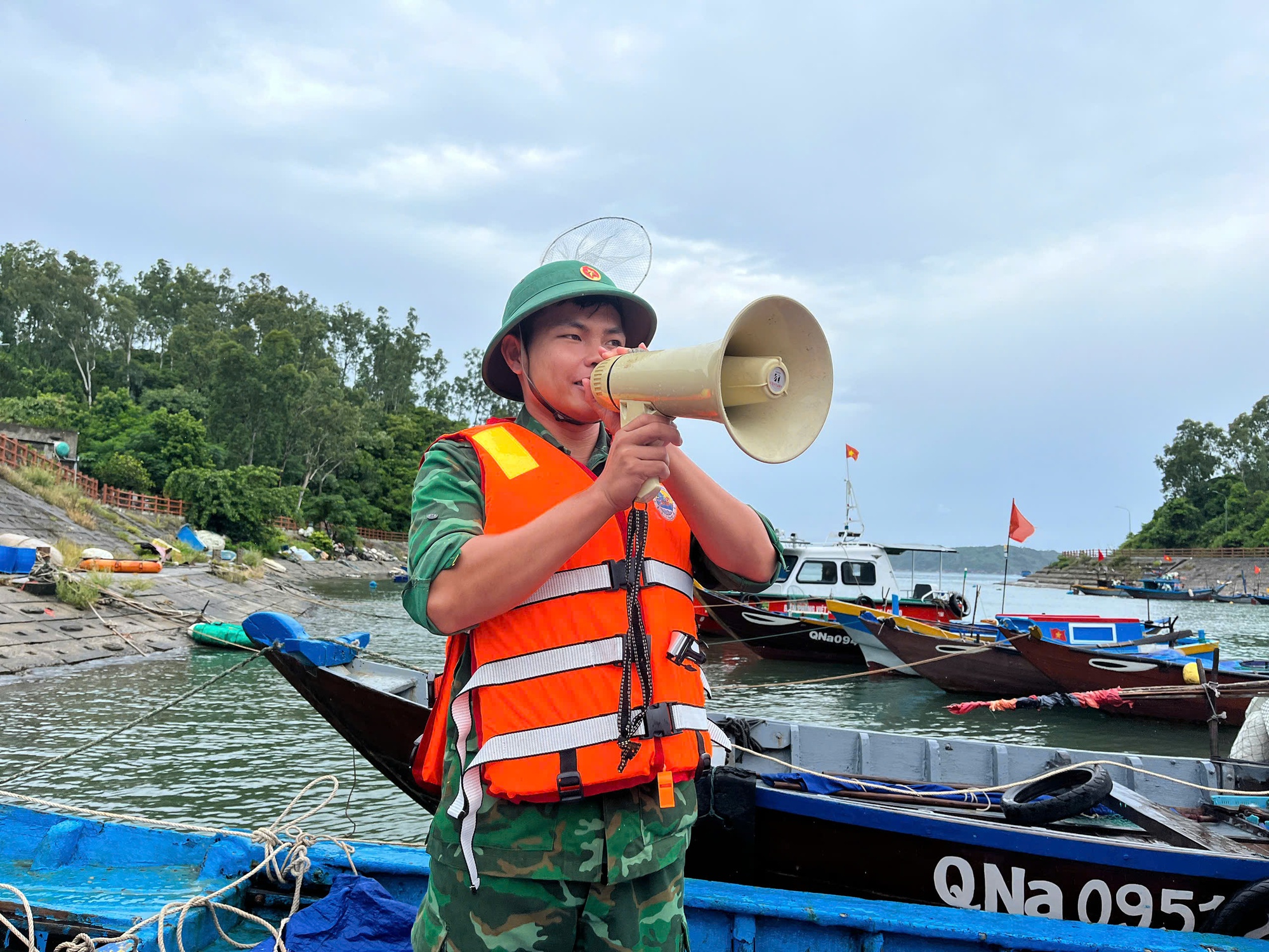 Đà Nẵng cấm biển, sẵn sàng sơ tán người dân khỏi khu vực nguy hiểm- Ảnh 3. Đà Nẵng cấm biển, sẵn sàng sơ tán người dân khỏi khu vực nguy hiểm- Ảnh 3.