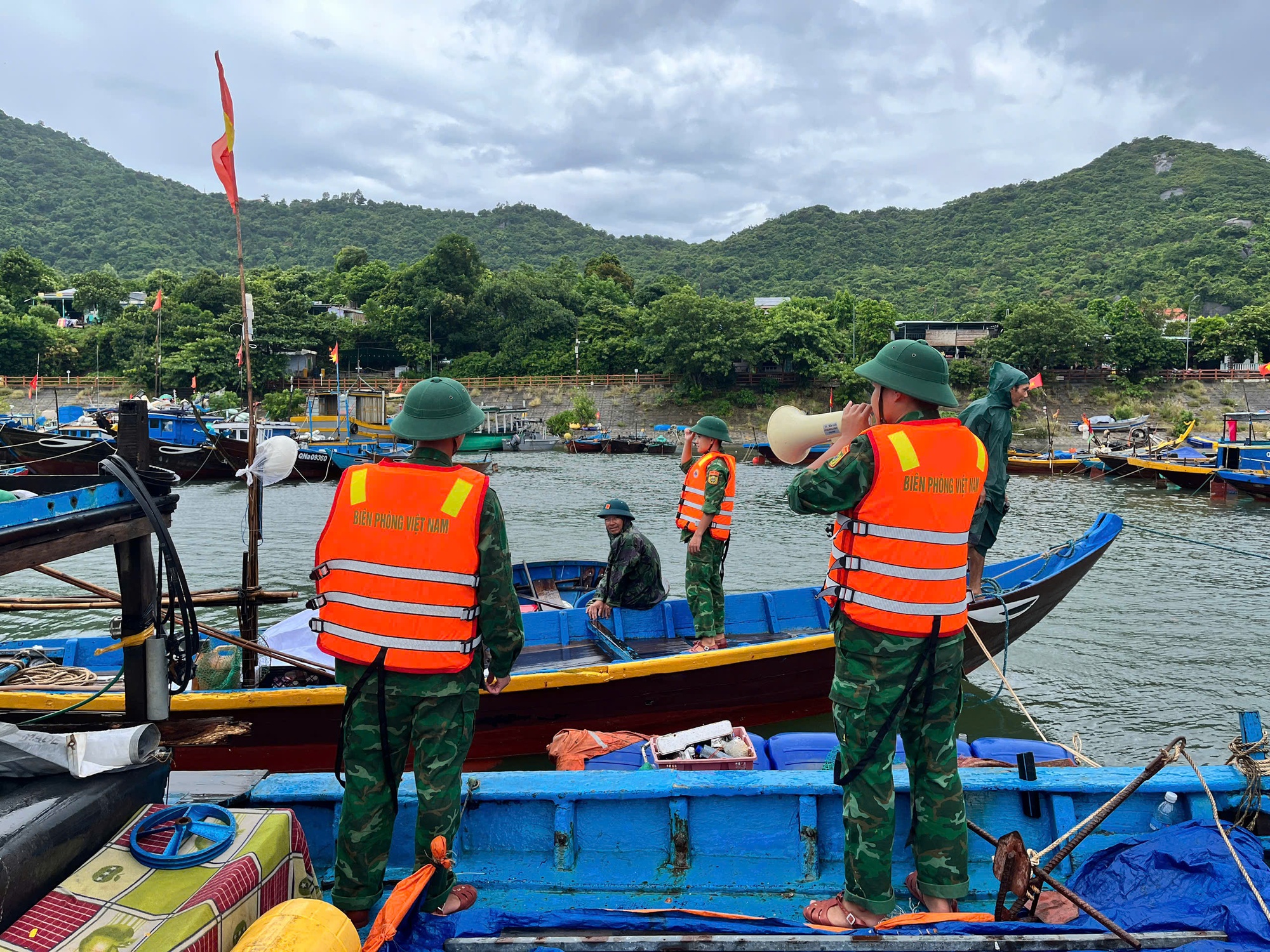 Đà Nẵng cấm biển, sẵn sàng sơ tán người dân khỏi khu vực nguy hiểm- Ảnh 2. Đà Nẵng cấm biển, sẵn sàng sơ tán người dân khỏi khu vực nguy hiểm- Ảnh 2.