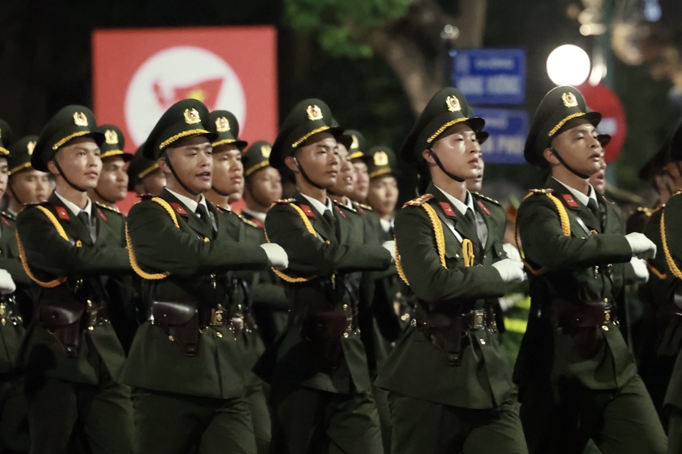 Dàn xe pháo rầm rập về điểm tập kết sau tổng hợp luyện diễu binh, diễu hành lần thứ 2- Ảnh 2. Dàn xe pháo rầm rập về điểm tập kết sau tổng hợp luyện diễu binh, diễu hành lần thứ 2- Ảnh 2.