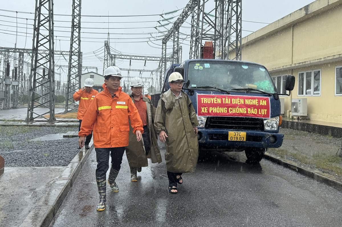 EVNNPT lập hai đoàn công tác chỉ huy, ứng trực bão số 5 tại vùng tâm bão- Ảnh 1. EVNNPT lập hai đoàn công tác chỉ huy, ứng trực bão số 5 tại vùng tâm bão- Ảnh 1.