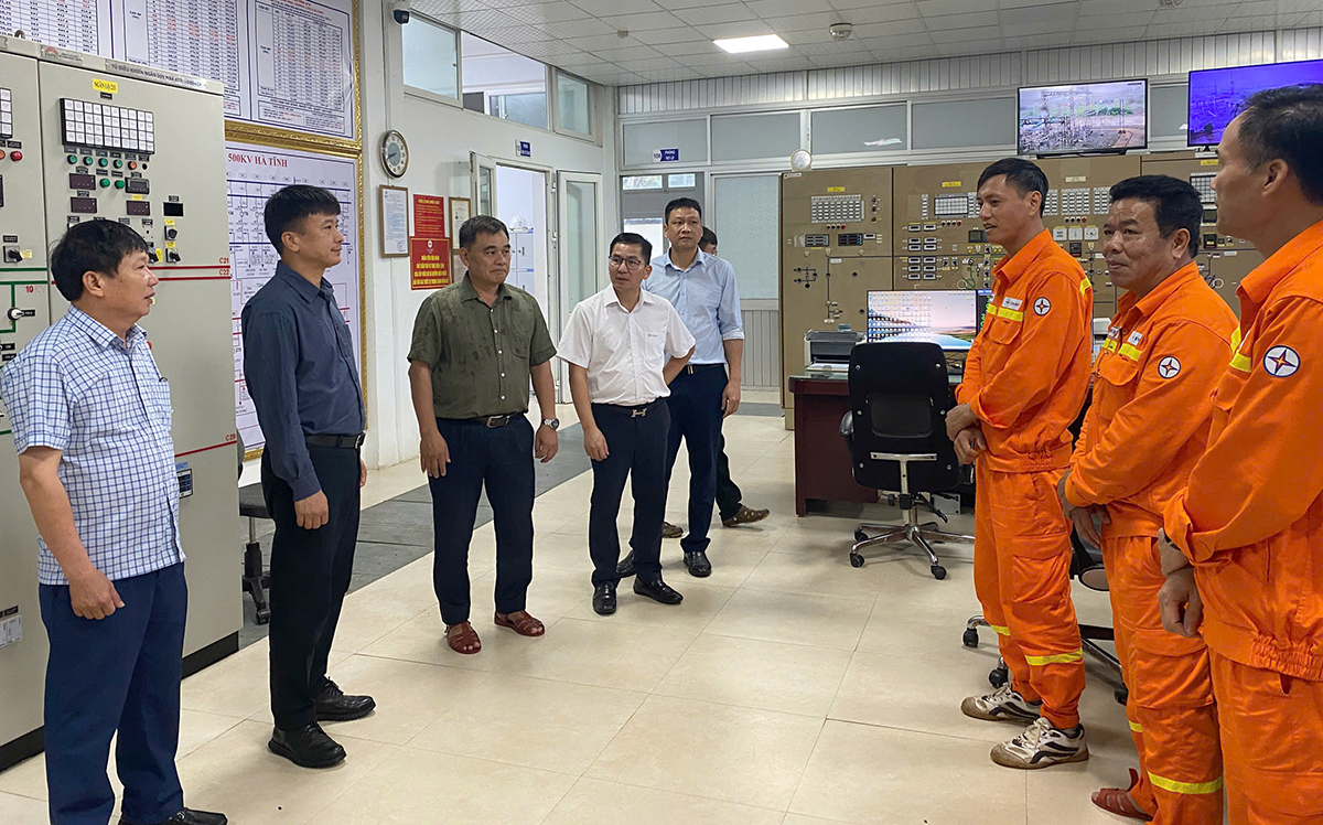 EVNNPT lập hai đoàn công tác chỉ huy, ứng trực bão số 5 tại vùng tâm bão- Ảnh 3. EVNNPT lập hai đoàn công tác chỉ huy, ứng trực bão số 5 tại vùng tâm bão- Ảnh 3.