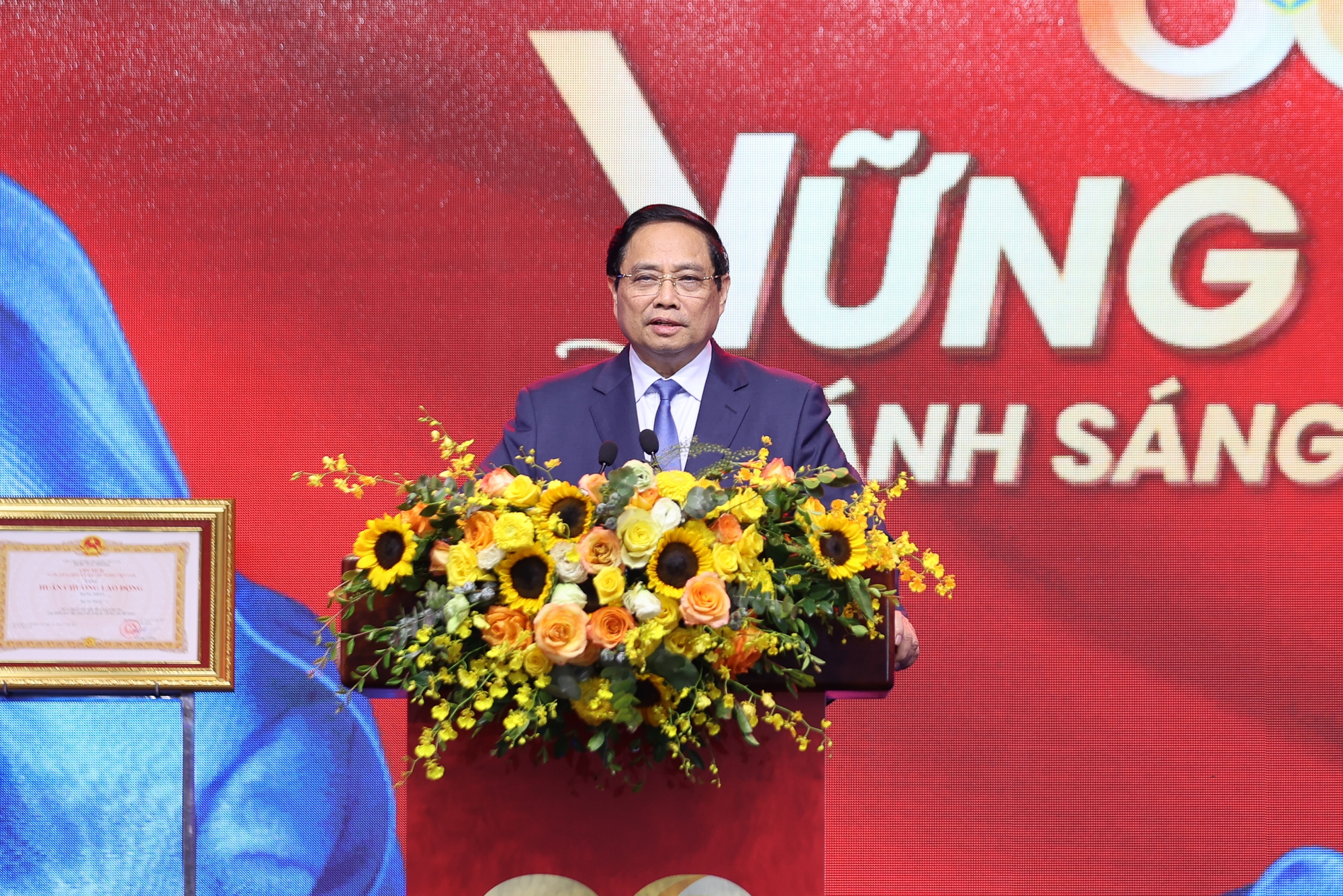 Thủ tướng: Đưa thể chế, pháp luật trở thành "đột phá của đột phá", lợi thế cạnh tranh quốc gia- Ảnh 9.