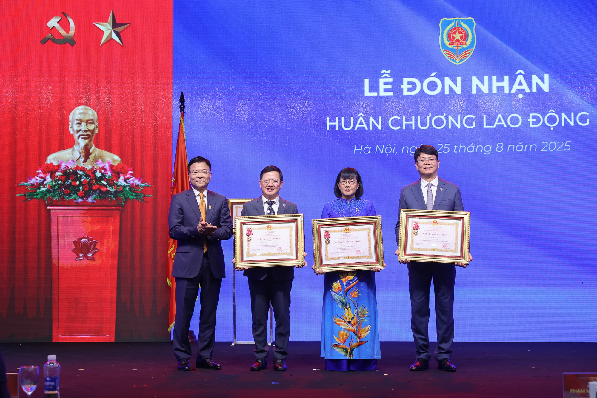 Thủ tướng: Đưa thể chế, pháp luật trở thành "đột phá của đột phá", lợi thế cạnh tranh quốc gia- Ảnh 8. Thủ tướng: Đưa thể chế, pháp luật trở thành "đột phá của đột phá", lợi thế cạnh tranh quốc gia- Ảnh 8.