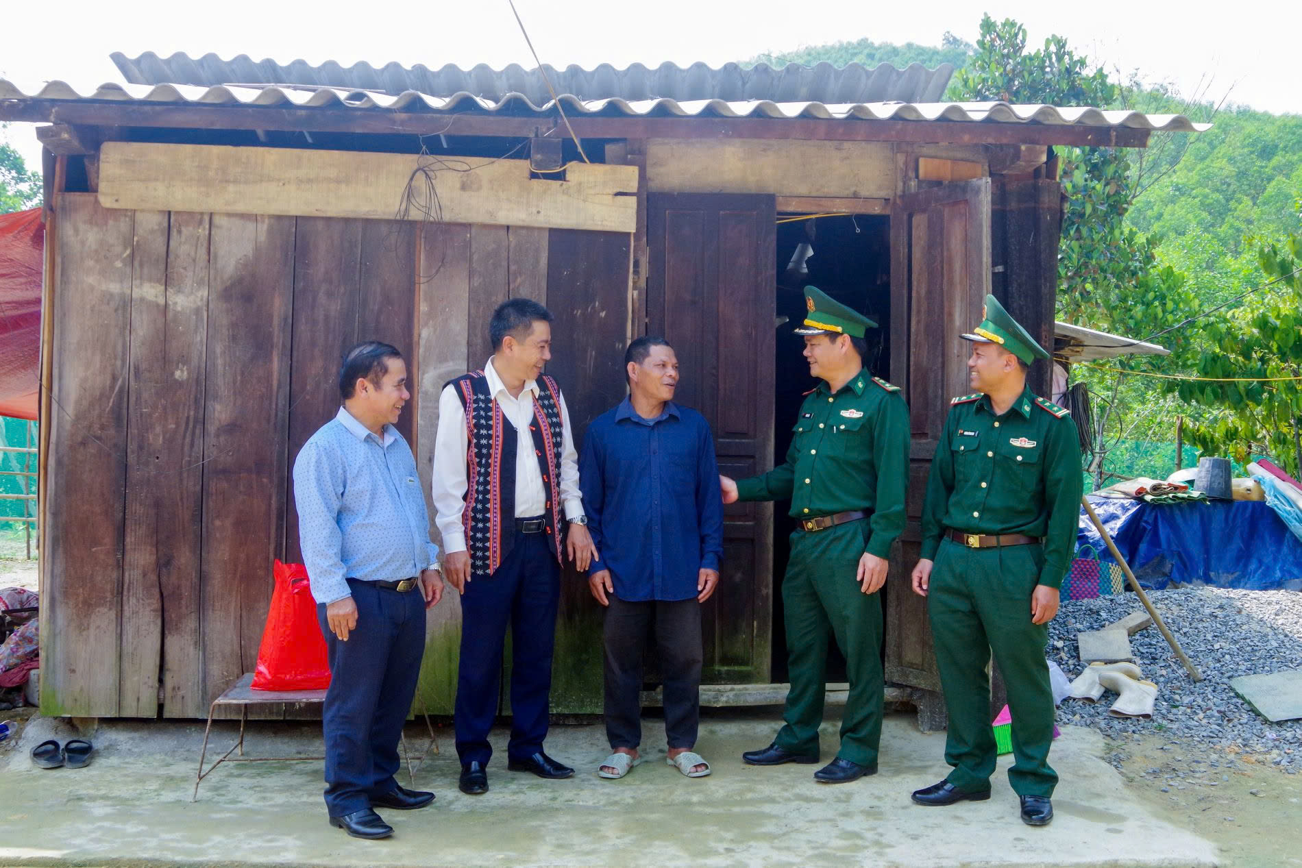 Da Nang en Hue voltooien de verwijdering van tijdelijke en vervallen woningen - Foto 4. Đà Nẵng, Huế hoàn thành xóa nhà tạm, nhà dột nát- Ảnh 4.