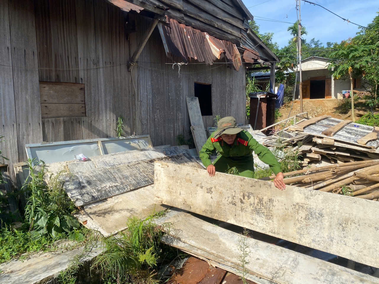 Da Nang en Hue voltooien de verwijdering van tijdelijke en vervallen woningen - Foto 2. Đà Nẵng, Huế hoàn thành xóa nhà tạm, nhà dột nát- Ảnh 2.