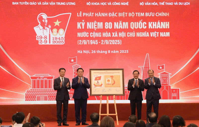 Phát hành bộ tem bưu chính đặc biệt kỷ niệm 80 năm Quốc khánh- Ảnh 1. Phát hành bộ tem bưu chính đặc biệt kỷ niệm 80 năm Quốc khánh- Ảnh 1.