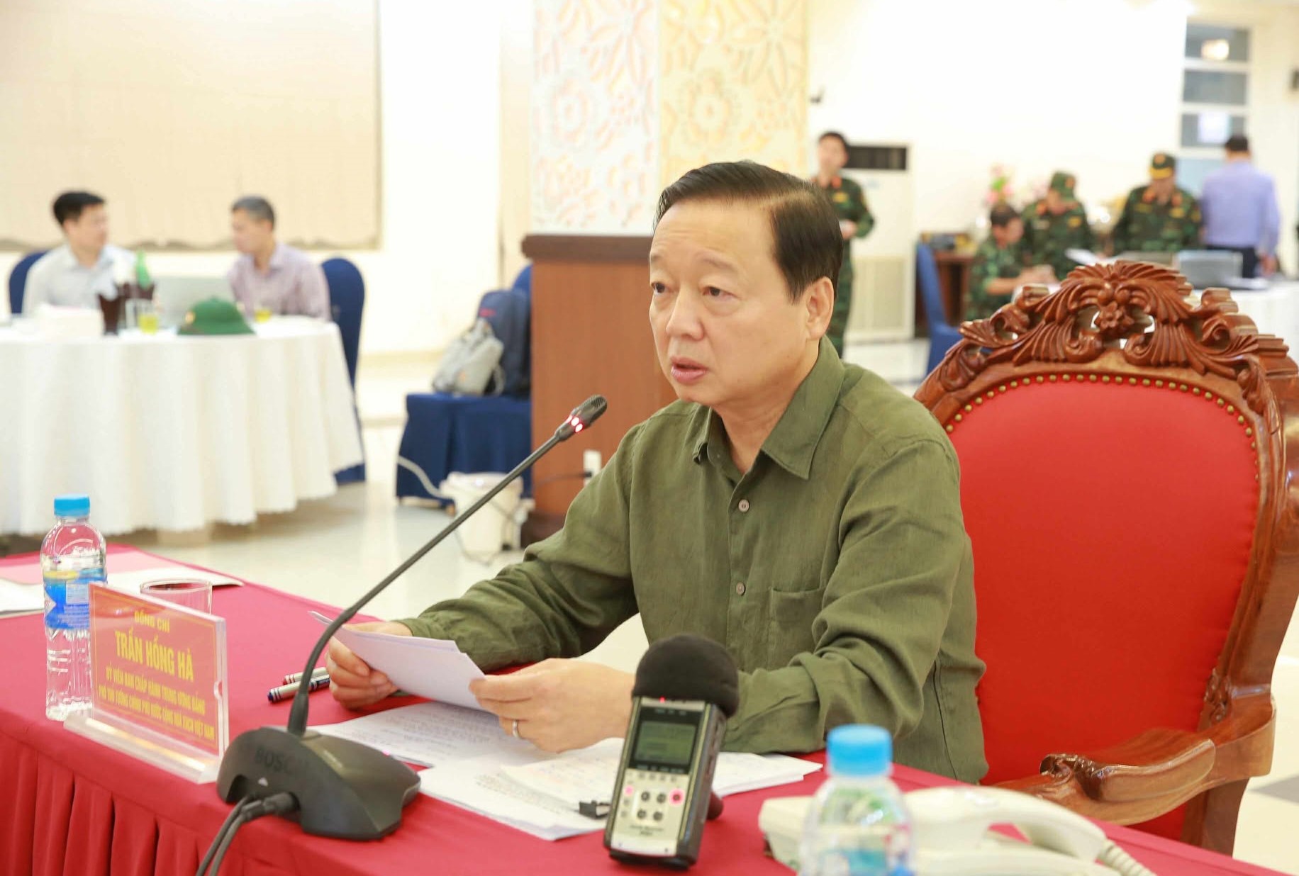 Phó Thủ tướng Trần Hồng Hà chủ trì họp chỉ đạo khắc phục hậu quả bão số 5, ứng phó với mưa lũ sau bão- Ảnh 2.