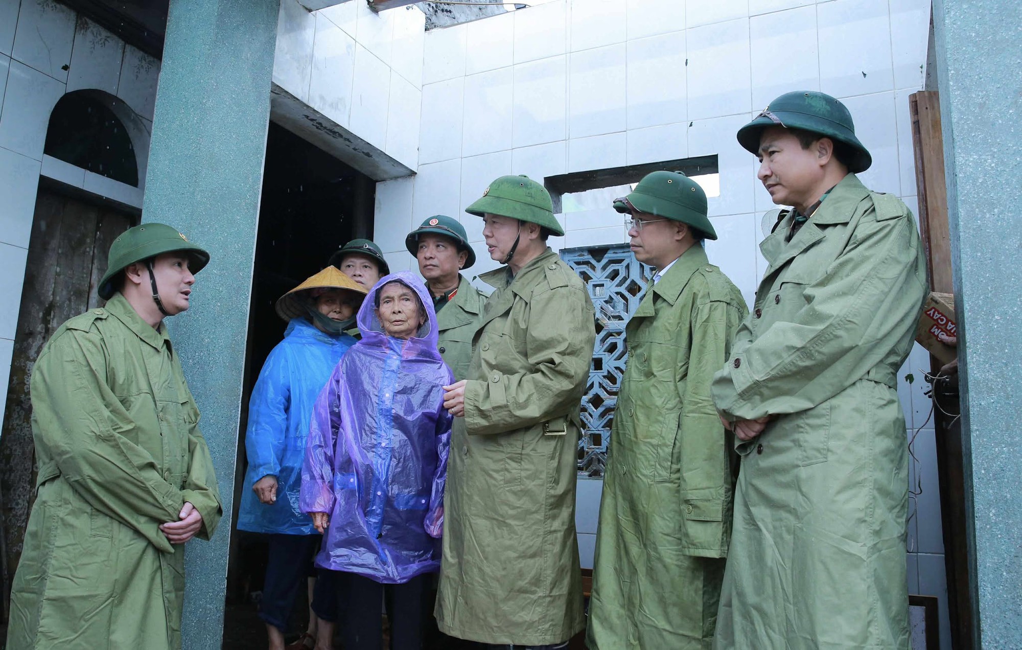 Phó Thủ tướng Trần Hồng Hà kiểm tra công tác giúp nhân dân khắc phục hậu quả bão số 5 tại Hà Tĩnh- Ảnh 2.