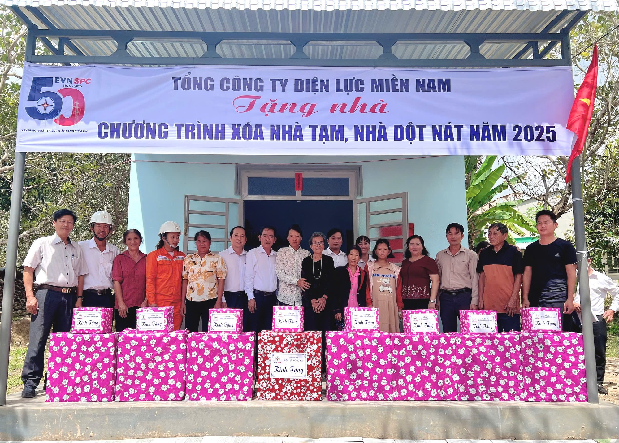 EVNSPC dành gần 19 tỷ đồng góp phần xóa nhà tạm tại các tỉnh miền Nam- Ảnh 2.