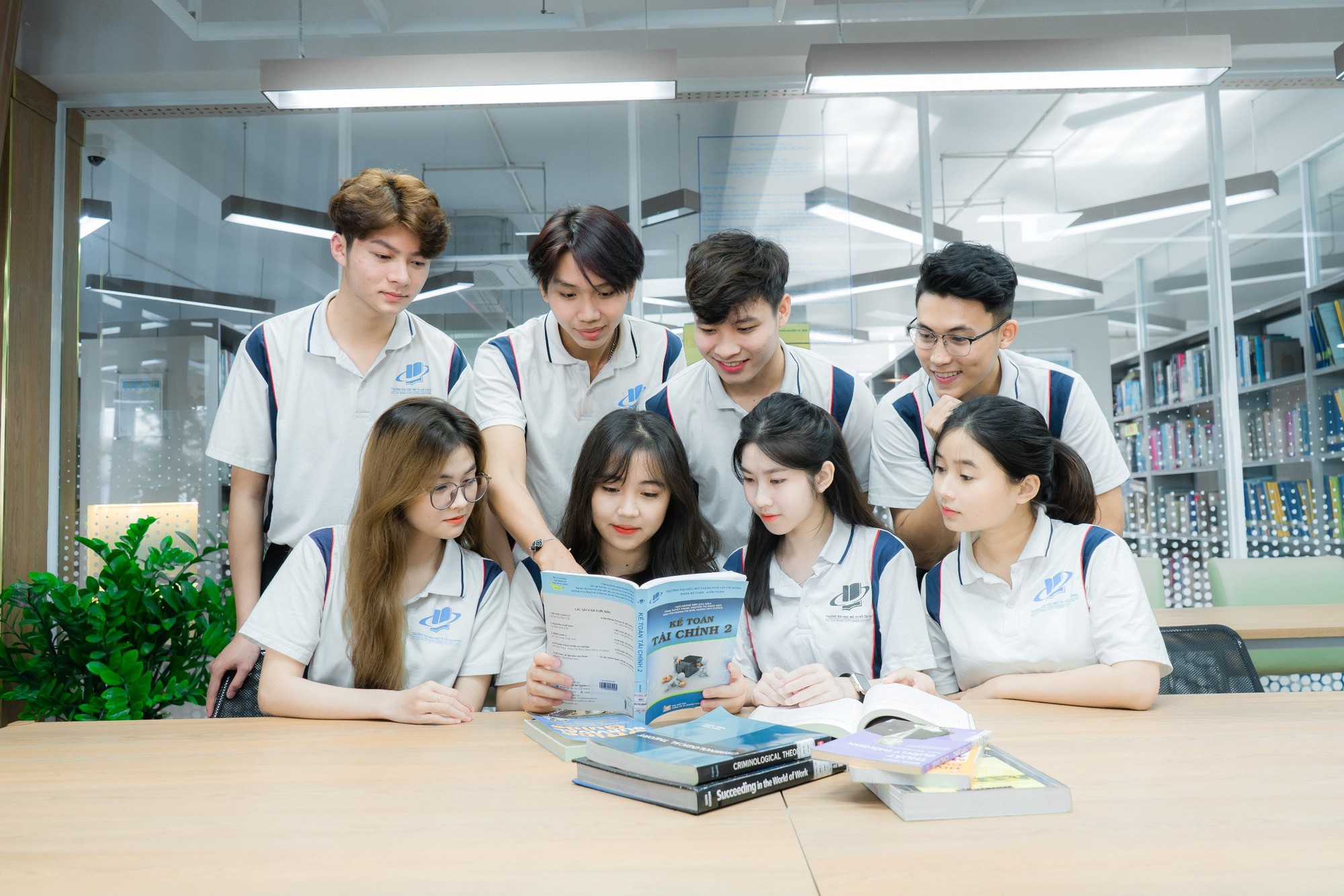 Bộ GD&ĐT tạm hoãn sắp xếp trường đại học, nghề nghiệp để chờ đề án mới- Ảnh 1.