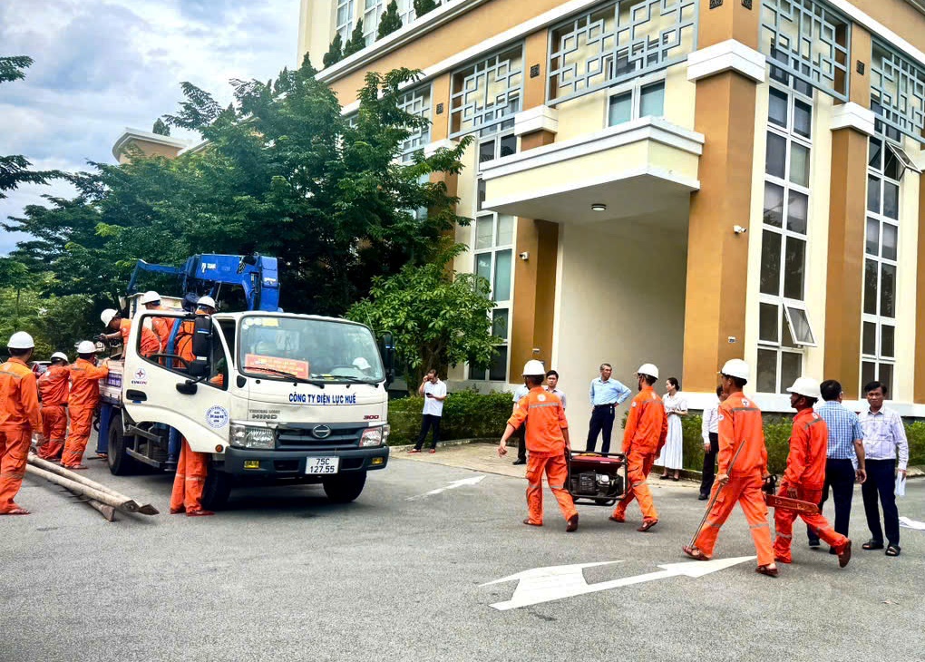 EVNCPC huy động công nhân, kỹ sư hỗ trợ Hà Tĩnh khắc phục lưới điện sau bão số 5- Ảnh 1. EVNCPC huy động công nhân, kỹ sư hỗ trợ Hà Tĩnh khắc phục lưới điện sau bão số 5- Ảnh 1.
